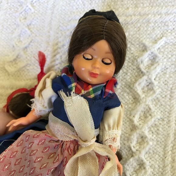 Vintage 1970s Milkmaid Doll International Folk Attire Braided Hair Sleep Eye 5.5 - Picture 3 of 10